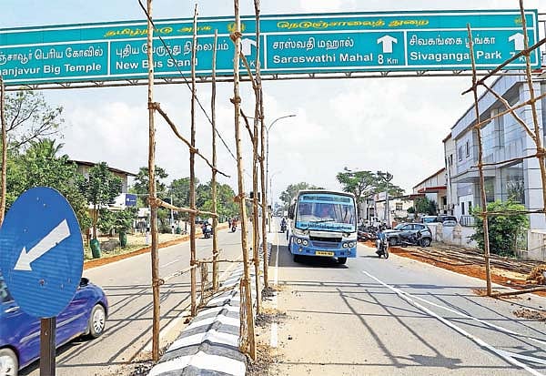 “எப்போதுதான் திருந்துவீர்கள்?” - சட்டவிரோத பேனர் வைத்து மக்களின் உயிரோடு விளையாடும் அ.தி.மு.கவினர்!