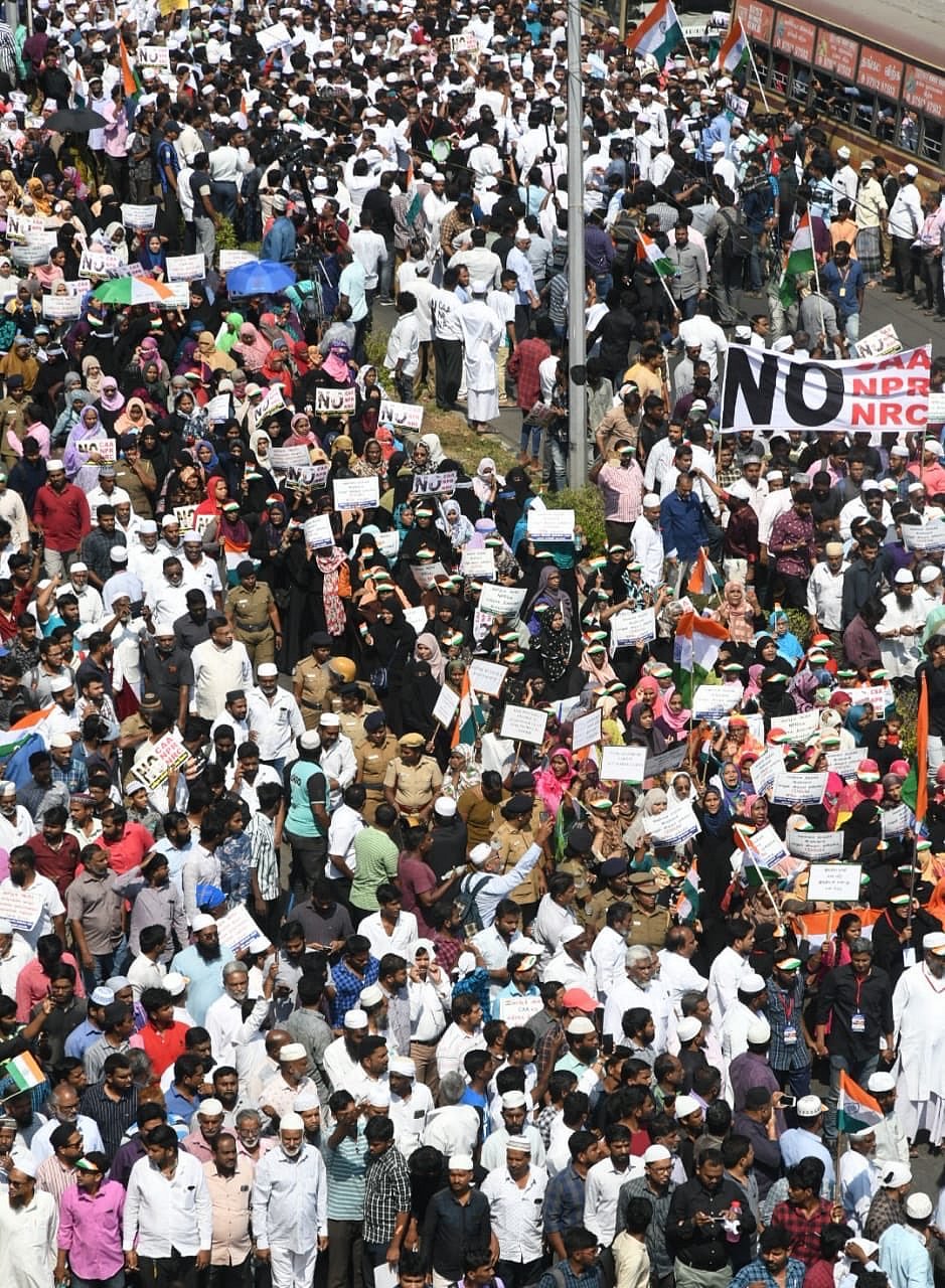 “CAAக்கு எதிராக தீர்மானம் நிறைவேற்றுக” : சென்னையில் லட்சக்கணக்கில் குவிந்த இஸ்லாமியர்கள்! (Album)