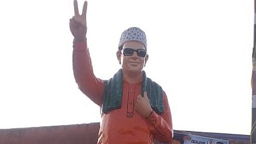 ”எம்.ஜி.ஆருக்கும் விபூதி அடித்த அ.தி.மு.க” : சிலைக்கு காவி சாயம் பூசப்பட்டதால் பரபரப்பு!