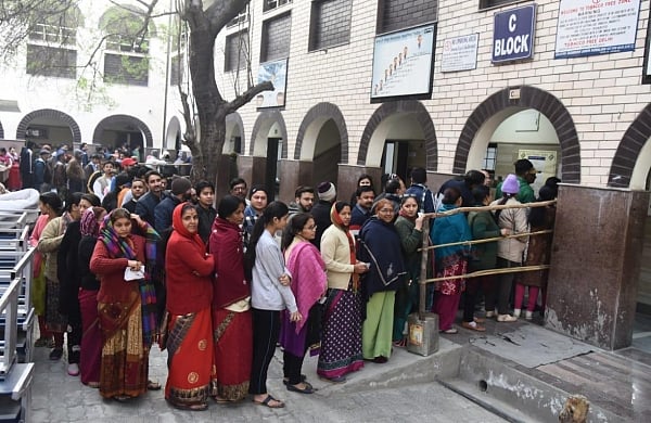 தலைநகரில் தொடங்கியது தேர்தல் : டெல்லி சட்டப்பேரவை தேர்தலில் வாக்களிக்க குவியும் மக்கள்!