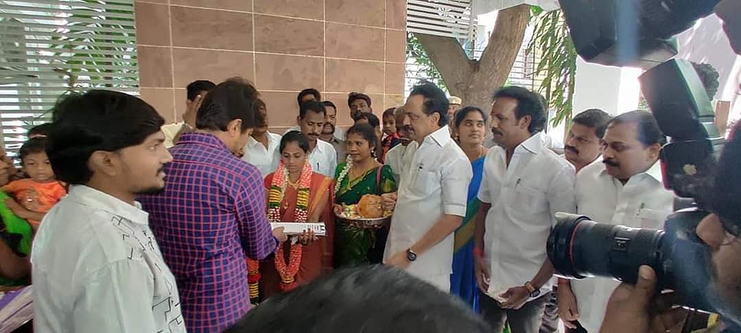 #CAA கையெழுத்து இயக்கத்தின் நோக்கத்தை விளக்கி மணமக்கள் & குடும்பத்தாரிடம் கையொப்பம் பெற்ற தி.மு.க தலைவர்!