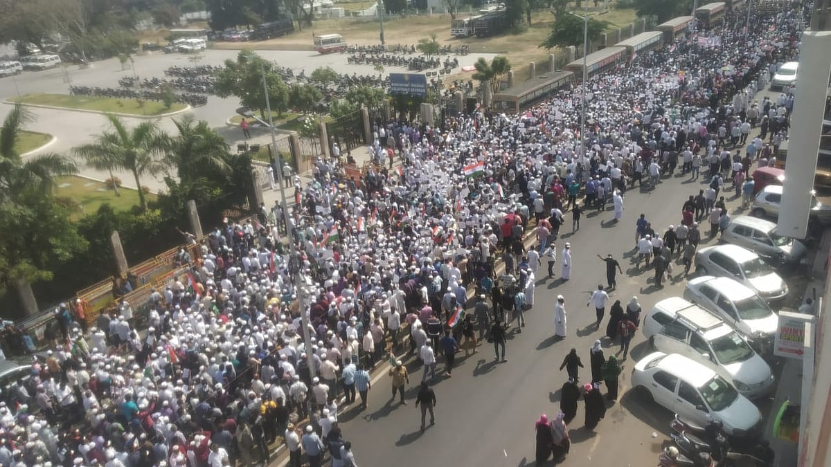 “CAAக்கு எதிராக தீர்மானம் நிறைவேற்றுக” : சென்னையில் லட்சக்கணக்கில் குவிந்த இஸ்லாமியர்கள்! (Album)