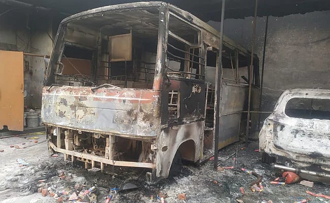 #DelhiBurns : பள்ளியில் குண்டு வீசிய மதவாத குண்டர்கள் - புத்தகங்கள் எரிந்து சாம்பலான சோகம்!