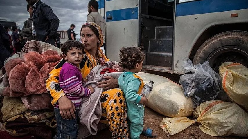 “குண்டுச் சத்தம் கேட்டால் மகளை சிரிக்கச் சொல்லும் தந்தை” : சிரிய போரின் பின்னே வேதனைக் கதை! #ViralVideo