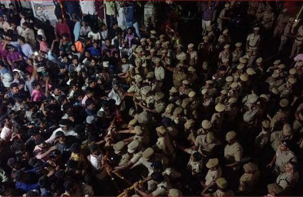 “முதல் ஆளாக நிற்பேன்னு சொன்னது நீ தானா; எங்க சார் ஆள காணோம்” : நடிகர் ரஜினியை விளாசும் தி.மு.க எம்.பி!