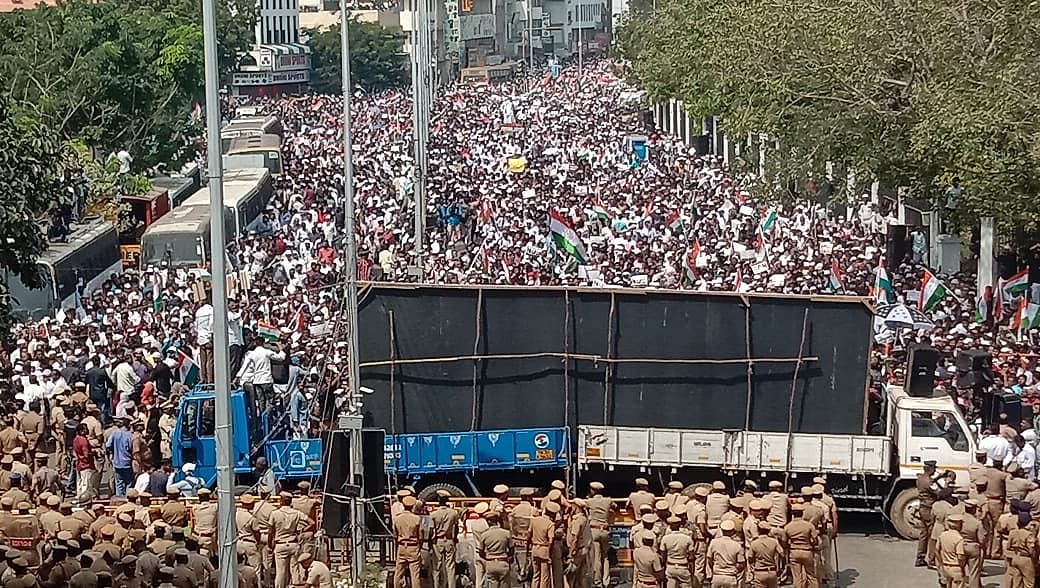 “CAAக்கு எதிராக தீர்மானம் நிறைவேற்றுக” : சென்னையில் லட்சக்கணக்கில் குவிந்த இஸ்லாமியர்கள்! (Album)