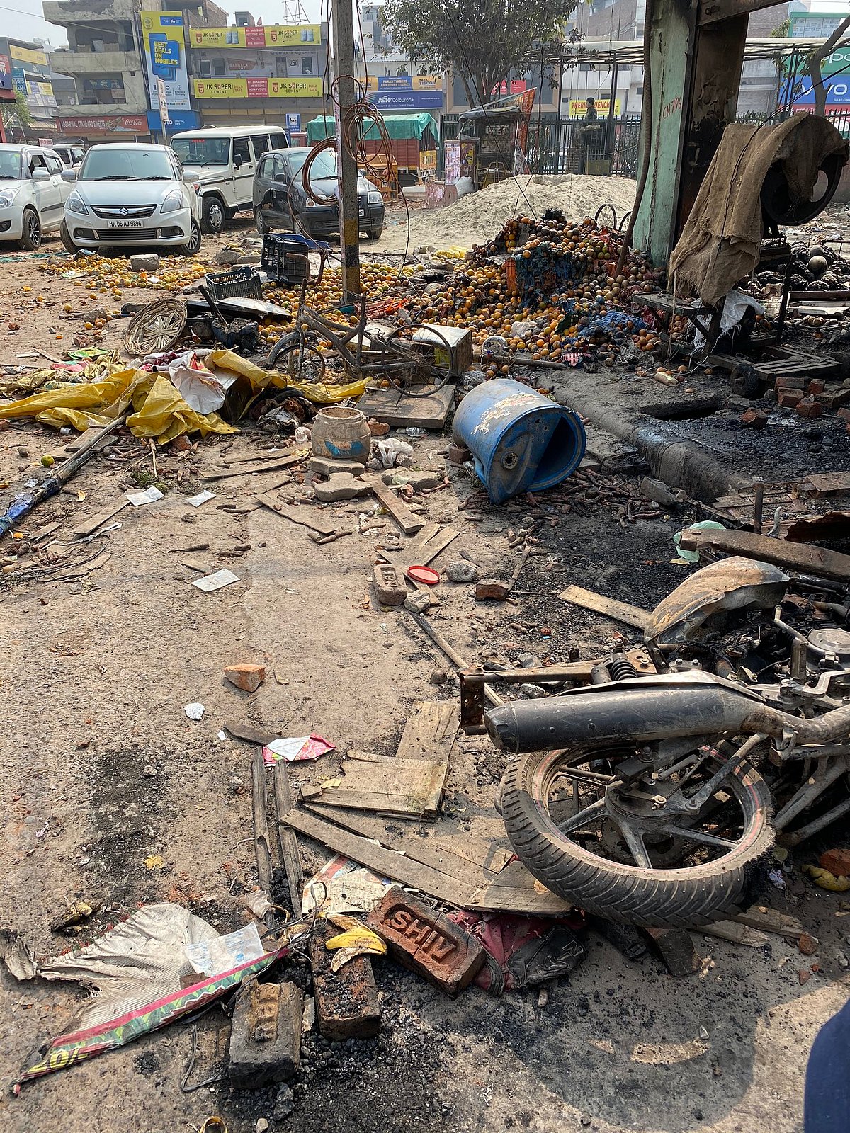 #DelhiBurns : உளவுத்துறை அதிகாரி படுகொலை : உடலை சாக்கடைக்குள் வீசிய வன்முறையாளர்கள்!
