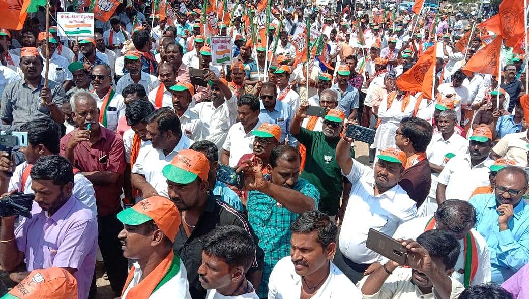 “பணம் கொடுப்பதாகச் சொல்லி பேரணிக்கு அழைத்து வந்து ஏமாற்றிய பா.ஜ.க-வினர்” : ஏழைப் பெண்கள் அதிருப்தி!
