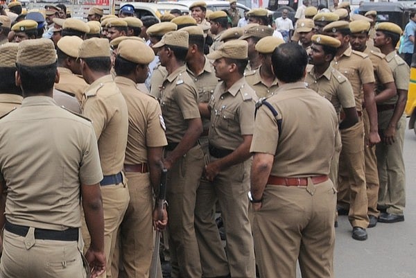 “நேர்மையாக பணியாற்றியதால் 9 ஆண்டுகளில் 8 முறை பணியிடமாற்றம்” - மனங்குமுறி வேலையைத் துறந்த எஸ்.ஐ!