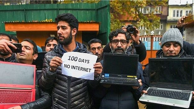 “இணைய தடையால், வேலையில்லாமல் கட்டிட வேலைக்குச் செல்லும் பத்திரிகையாளர்கள்” : காஷ்மீரின் அவலநிலை!