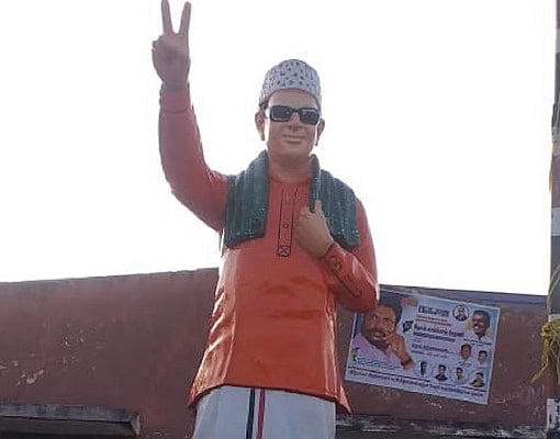 ”எம்.ஜி.ஆருக்கும் விபூதி அடித்த அ.தி.மு.க” : சிலைக்கு காவி சாயம் பூசப்பட்டதால் பரபரப்பு!