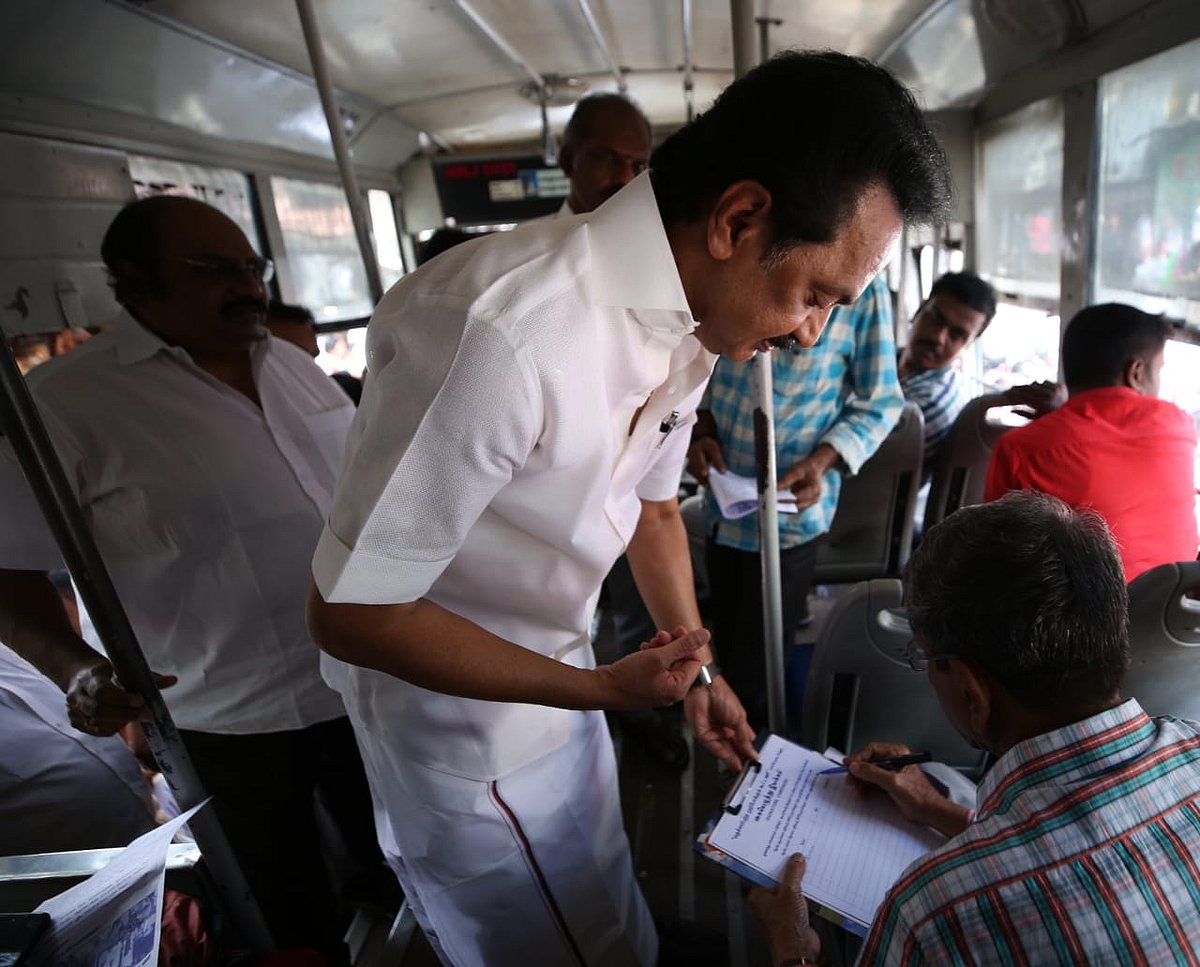 #CAA-வுக்கு எதிரான கையெழுத்து இயக்கம் : நேரடியாக களத்தில் இறங்கி கையெழுத்து பெறும் மு.க.ஸ்டாலின்!