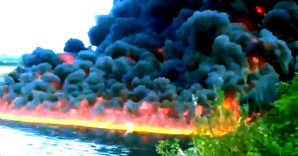 3 நாட்களாகப் பற்றி எரியும் அசாம் நதி : எண்ணெய்க் குழாய் வெடிப்பால் நடந்த விபரீதம் - அதிர்ச்சி வீடியோ!