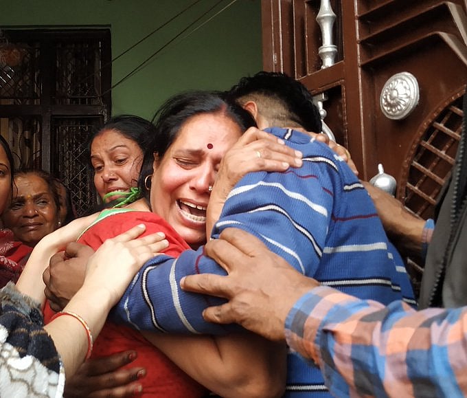 #DelhiBurns : உளவுத்துறை அதிகாரி படுகொலை : உடலை சாக்கடைக்குள் வீசிய வன்முறையாளர்கள்!