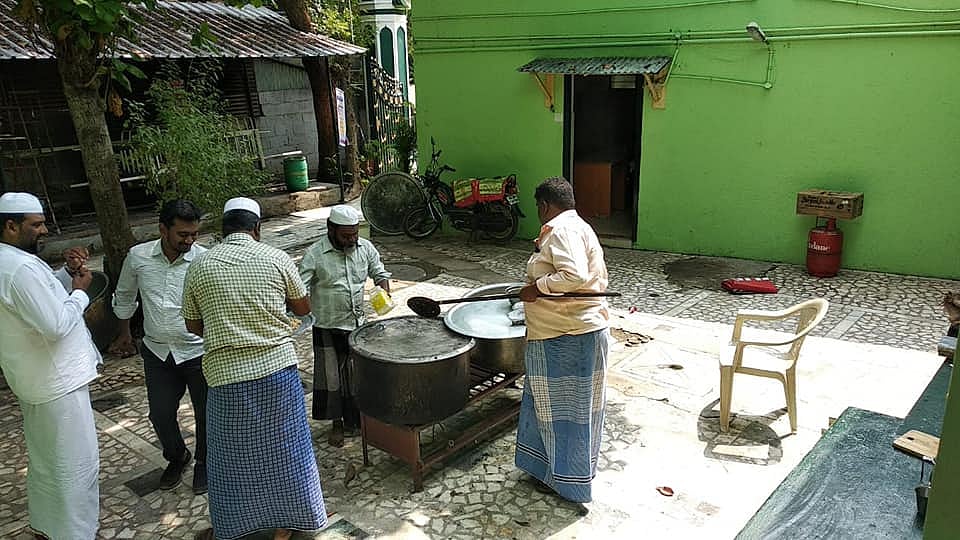 ’உதவி தேவைப்படுவர்களின் வீட்டுக்கே சென்று உதவும் இஸ்லாமிய சகோதரர்கள்’ : ஈரோட்டில் கை கொடுக்கும் கை !