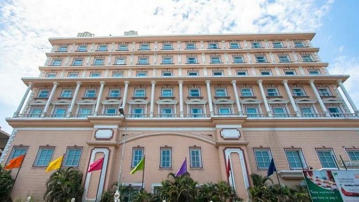 ‘சதுரங்க வேட்டை’ சினிமா பட  பாணியில் நூதன மோசடி: சென்னையில் நட்சத்திர விடுதியை  விற்க முயன்ற கும்பல்!