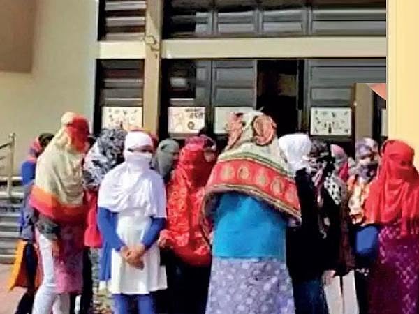 “மாதவிடாயை நிரூபிக்க மாணவிகளின் உள்ளாடையை கழற்றிச் சோதனை செய்த கல்லூரி” : குஜராத்தில் கொடூரம்!