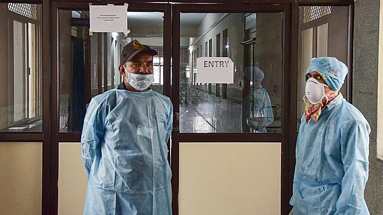 இந்தியாவில் பரவும் கொரோனா : பல இடங்களில் மாஸ்க் தட்டுப்பாடு - தாறுமாறாக அதிகரிக்கும் விலை!