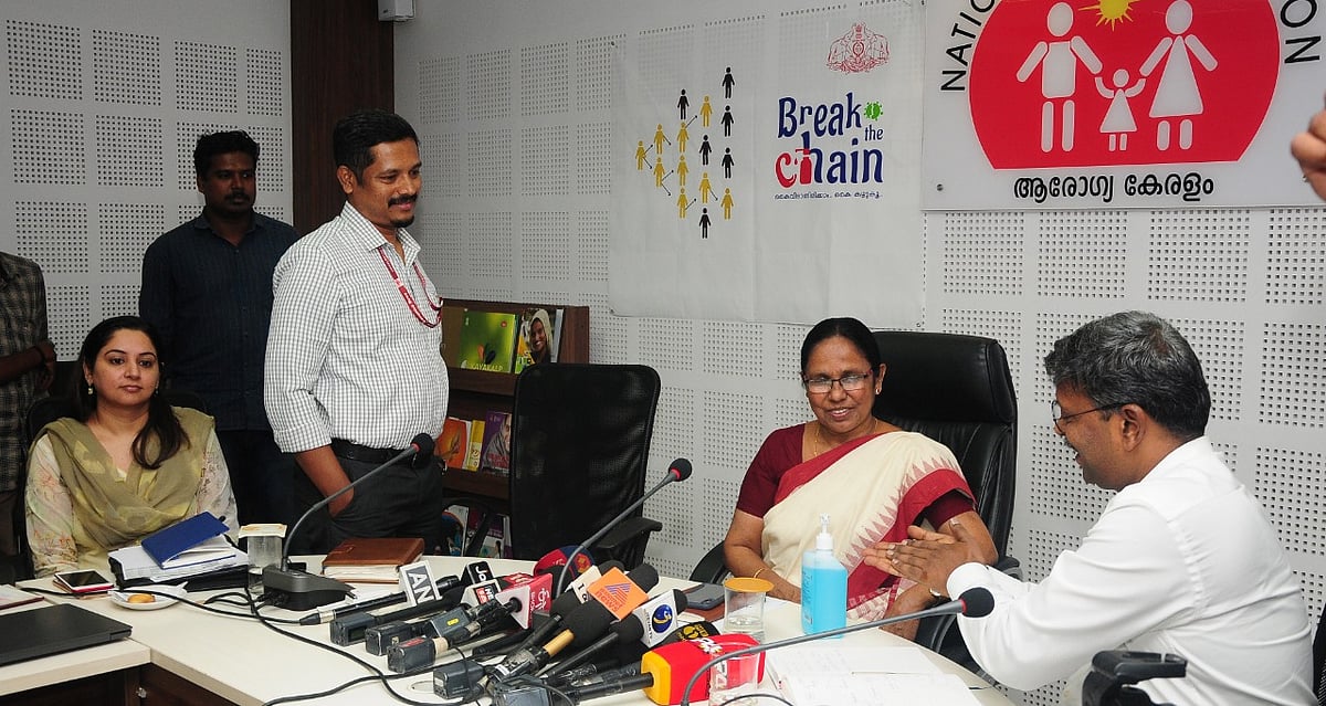 “சிறைக்கைதிகள் மூலம் Mask; வீதிகளில் Sanitizer பூத்” : கொரோனா பரவுவதைத் தடுக்க அரண் அமைக்கும் கேரள அரசு!