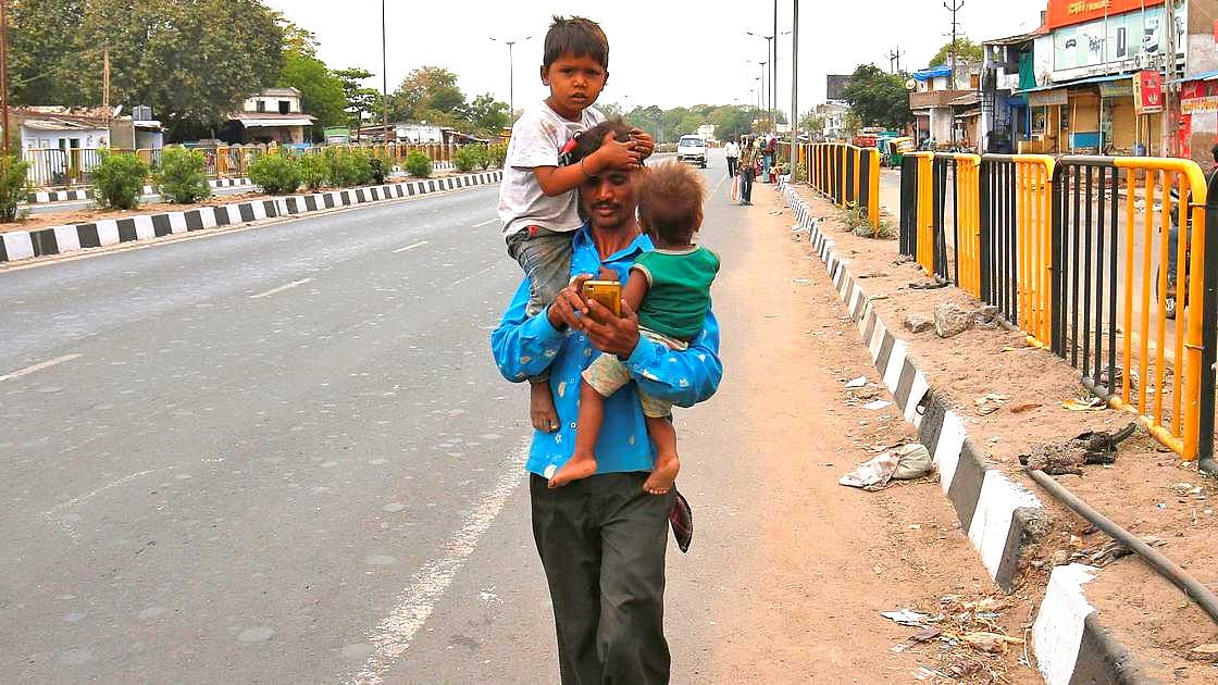 “என் குழந்தைங்க பசியால் வாடுது” : ஊரடங்கால் கூலி தொழிலாளிகளுக்கு ஏற்பட்ட அவலம் - அதிர்ச்சி தகவல்!