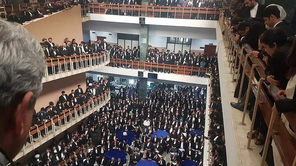 “யாருக்காக இவ்வளவு கூட்டம் தெரியுமா?” - ‘சத்தியம்’ போலான தீர்ப்புகள் உருவாக்கும் சாத்தியம் இதுதான்!