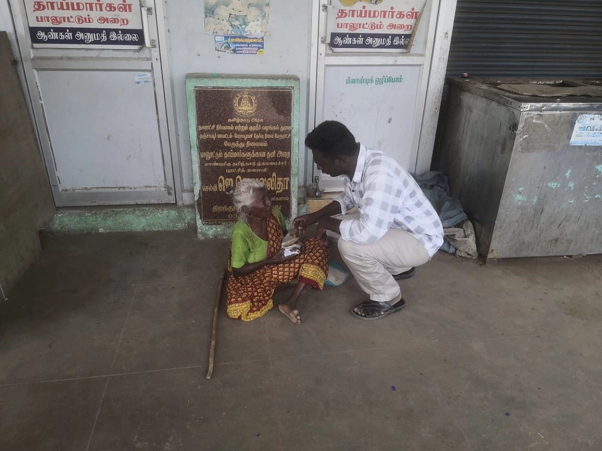 மக்கள் ஊரடங்கு தினத்தில் ஆதரவற்ற மக்களுக்கு உணவளிக்கச் சென்றவரைத் தாக்கிய போலிஸ் அதிகாரிகள் !