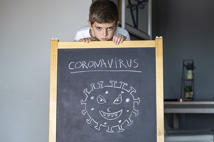 “கொரோனாவை வெல்வோம்”- வீட்டுச்சிறையில் முடங்கிக் கிடக்கும் குழந்தைகளுக்கு ஓவியப்போட்டி நடத்தும் இயக்குநர்!