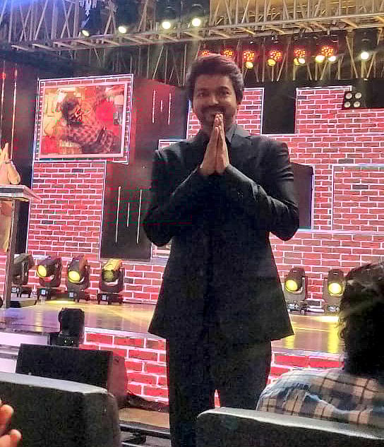 ’மாஸ்டர்’ விஜய் குட்டிக்கதை கேட்கச் சென்ற ரசிகர்களை வெளியேற்றிய ஹோட்டல் நிர்வாகம்: வருத்தத்தில் ரசிகர்கள்