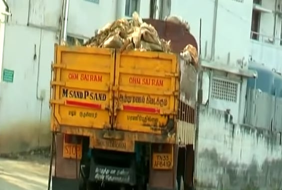 விளைநிலத்தில் கழிவுகளை கொட்டிய லாரிகள் சிறைபிடிப்பு - மீண்டும் அள்ளச்செய்த விவசாயிகள்!