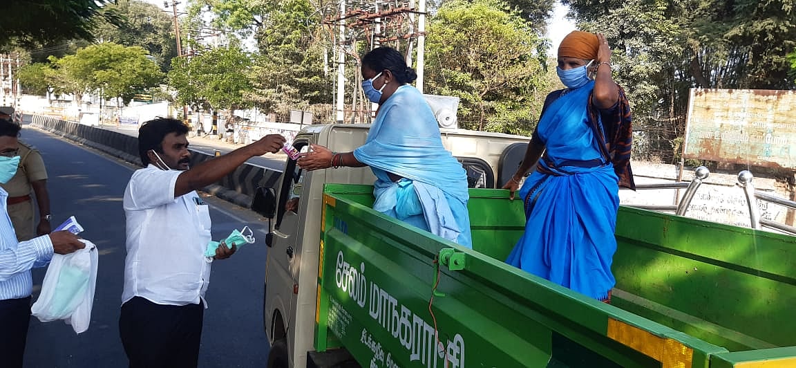 நேரடியாக தானே களத்தில் இறங்கி பொதுமக்களுக்கு ‘மாஸ்க்’ வழங்கிய தி.மு.க எம்.பி! #CoronaAlert