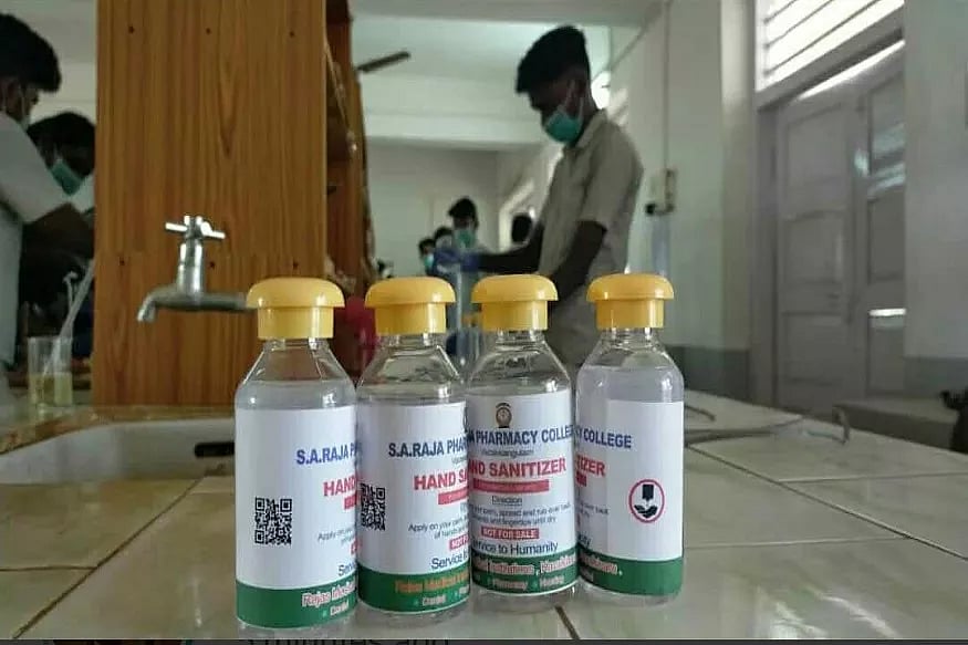 “ஏழைகளின் கைகளுக்கு இலவசமாக சென்ற சானிடைசர்” : 'ஹேண்ட் சானிடைசர்' தயாரித்து கல்லூரி மாணவர்கள் விநியோகம்!