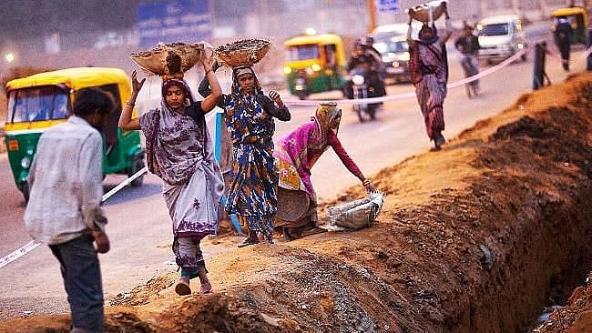 "சாப்பாடு போடுவார்கள் என நினைத்தோம்;கிருமி நாசினியை தெளித்தனர்”- புலம்பெயர் தொழிலாளர்களுக்கு நடந்த சோகம்!