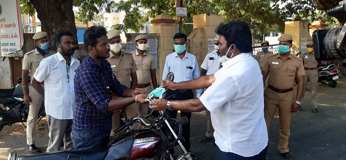 நேரடியாக தானே களத்தில் இறங்கி பொதுமக்களுக்கு ‘மாஸ்க்’ வழங்கிய தி.மு.க எம்.பி! #CoronaAlert