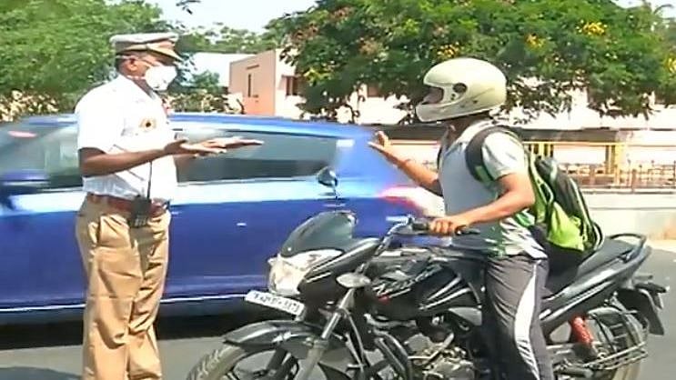 “தயவு செய்து வெளியே வராதீர்கள்; காலில் விழுந்து கேட்கிறேன்” -வாகன ஓட்டிகளிடம் கண்கலங்கிய டிராஃபிக் போலிஸ்