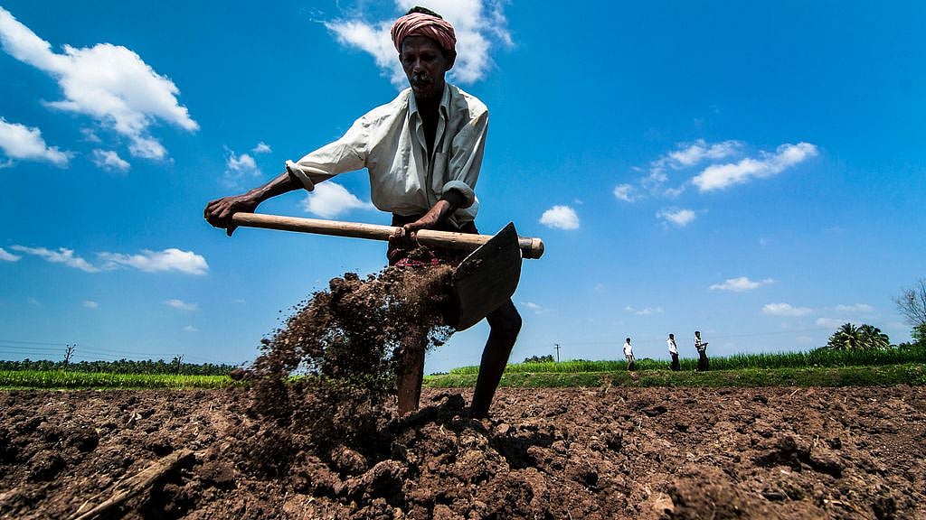 விளைநிலத்தில் கழிவுகளை கொட்டிய லாரிகள் சிறைபிடிப்பு -  மீண்டும் அள்ளச்செய்த விவசாயிகள்!