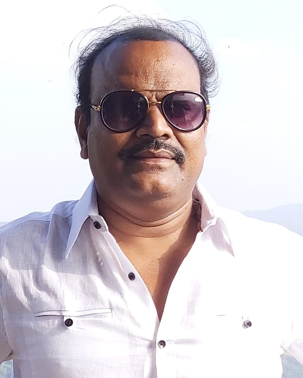 சொத்து கிடைக்காததால் மன உளைச்சல் : பிரபல வில்லன் நடிகரின் சகோதரர் திடீர் தற்கொலை!