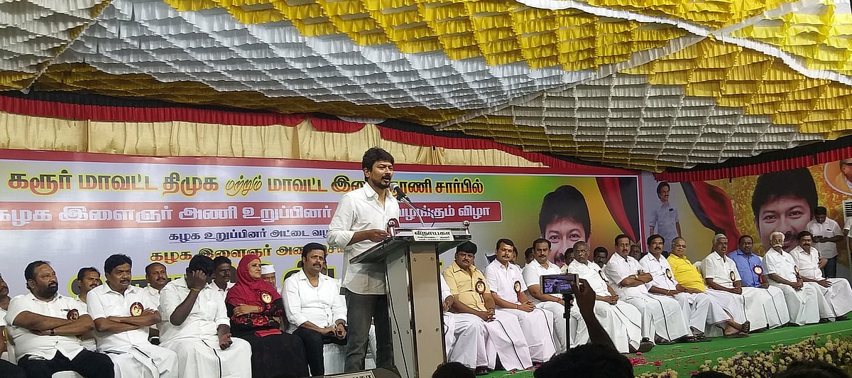 “தவழ்ந்த அடிமையும், தர்மயுத்தம் செய்த அடிமையும்” - பங்கமாக கலாய்த்த உதயநிதி ஸ்டாலின்!
