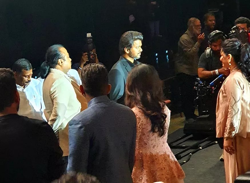 ’மாஸ்டர்’ விஜய் குட்டிக்கதை கேட்கச் சென்ற ரசிகர்களை வெளியேற்றிய ஹோட்டல் நிர்வாகம்: வருத்தத்தில் ரசிகர்கள்