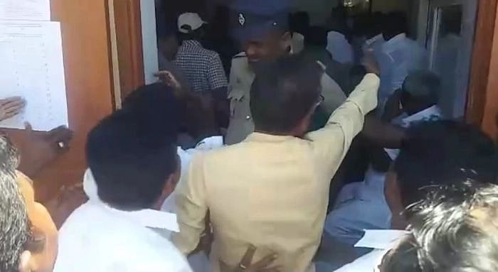 தேர்தல் தகராறு : ‘நீயா நானா’ என அடிதடியில் ஈடுபட்ட அ.தி.மு.கவினர் - கோத்தகிரியில் பரபரப்பு!