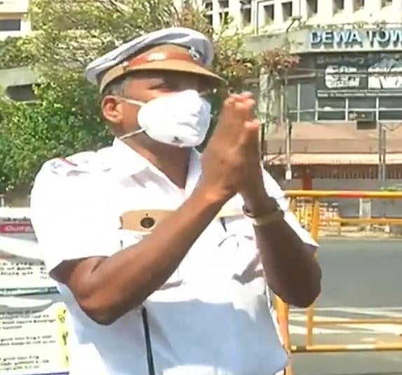 “தயவு செய்து வெளியே வராதீர்கள்; காலில் விழுந்து கேட்கிறேன்” -வாகன ஓட்டிகளிடம் கண்கலங்கிய டிராஃபிக் போலிஸ்