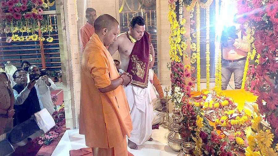 “நாடு முழுவதும் ஊரடங்கு... உ.பியில் ராமருக்கு சிலை வைத்த முதல்வர் யோகி” : மோடி பேச்சை கேட்காத பா.ஜ.க!?