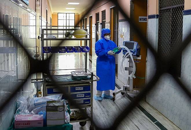 கொரோனா பரவல்: தீவிர கண்காணிப்பு வளையத்தில் நாட்டின் 10 மாவட்டங்கள் - மத்திய அரசு எச்சரிக்கை!