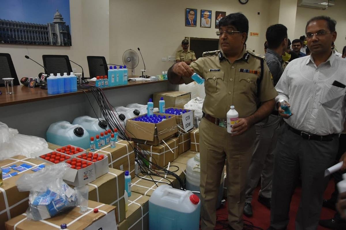 Corona Alert : கொரோனா அச்சத்தைப் பயன்படுத்தி போலி கிருமி நாசினி பாட்டில்கள் தயாரிப்பு - இருவர் கைது!