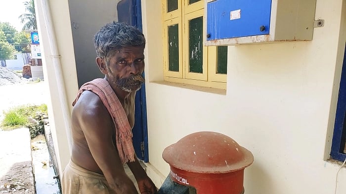 "மொட்டைமாடியில நின்னு கைதட்டுனா காசு வந்துடுமா?"- மோடியின் வேண்டுகோளும் துப்புரவு தொழிலாளியின் கண்ணீரும்!