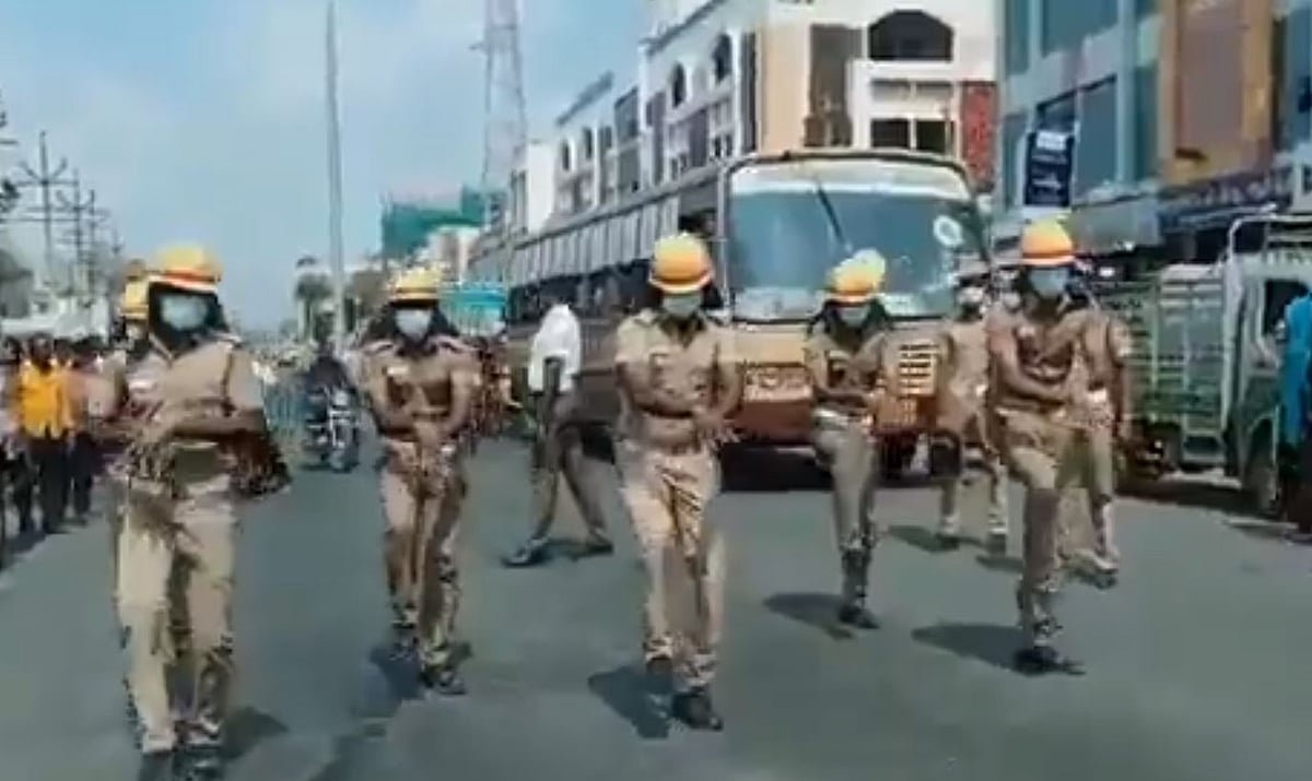 “புதுக்கோட்டை மீட்ஸ் புதுப்பேட்டை”- கொரோனா விழிப்புணர்வு வீடியோ வெளியிட்டு அசத்திய தீயணைப்புத் துறையினர்!