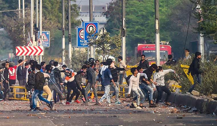 DelhiRiots : “முஸ்லிம்கள் மீது கல்வீச உதவியதே டெல்லி போலிஸ்தான்” - ஒப்புக்கொண்ட இந்துத்வ நபர்!