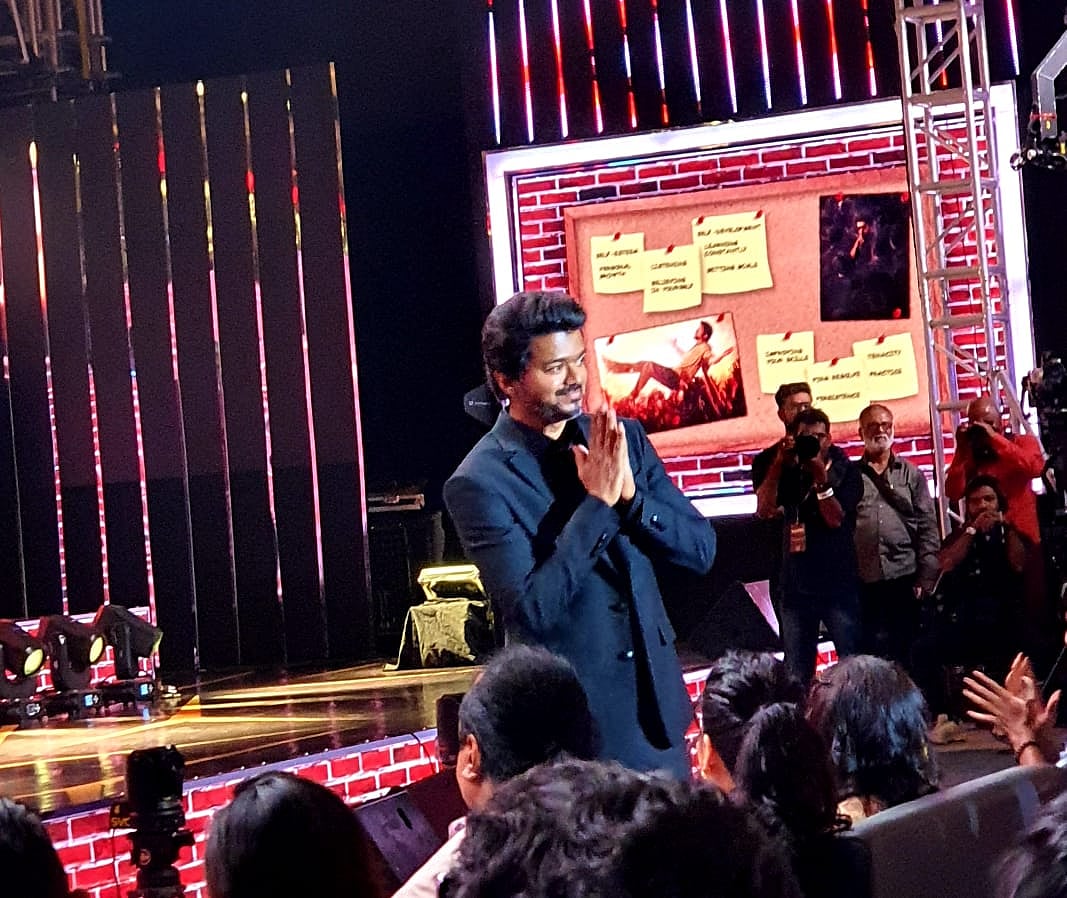 ’மாஸ்டர்’ விஜய் குட்டிக்கதை கேட்கச் சென்ற ரசிகர்களை வெளியேற்றிய ஹோட்டல் நிர்வாகம்: வருத்தத்தில் ரசிகர்கள்