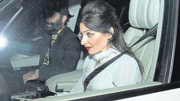 “ஈக்கள் மொய்த்த உணவைதான் கொடுக்கிறார்கள்” : இதுதான் நோயைக் குணப்படுத்தும் முறையா? - கனிகா கபூர் ஆவேசம்!