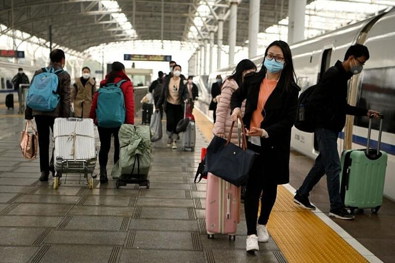 #Corona : “2 மாதங்களுக்குப் பிறகு தளர்த்தப்பட்ட கட்டுப்பாடுகள்” - சுதந்திரமாக வெளியே நடமாடும் சீன மக்கள்!