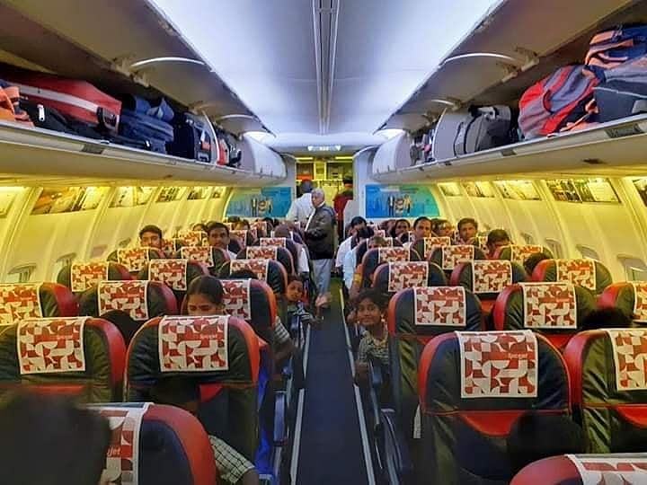 ‘விடுமுறை எடுக்காத மாணவர்களை விமானத்தில் அழைத்துச் சென்ற அரசுப் பள்ளி ஆசிரியர்’ : குவியும் பாராட்டு!